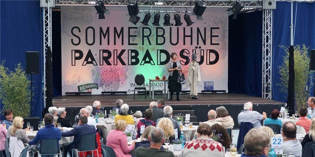 Nur mit Test in die „Sommerbühne Parkbad Süd“ – nötig wäre es nicht immer Die Sommerbühne im letzten Jahr. Damals gab es die Möglichkeit, Schnelltests zu machen, noch gar nicht.