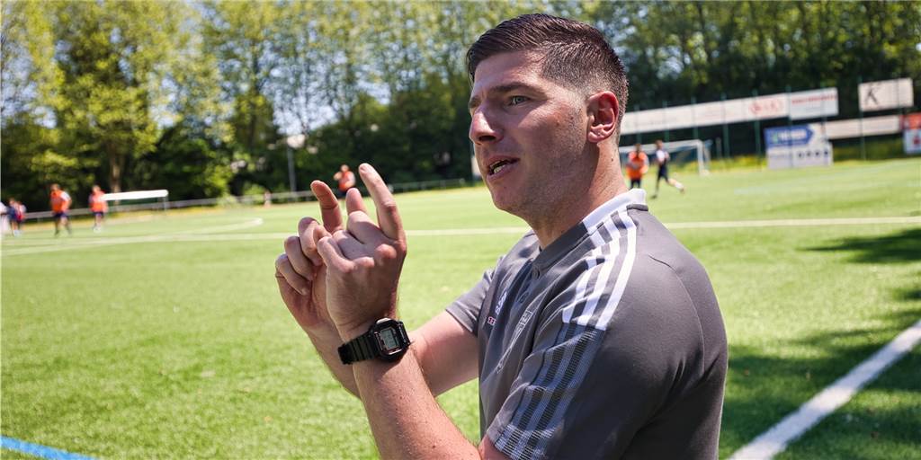 Video: Wacker-Trainer Uzunoglu erklärt, dass er seit Ende des Lockdowns kein Handlanger mehr ist Video: Wacker-Trainer Uzunoglu erklärt, dass er seit Ende des Lockdowns kein Handlanger mehr ist