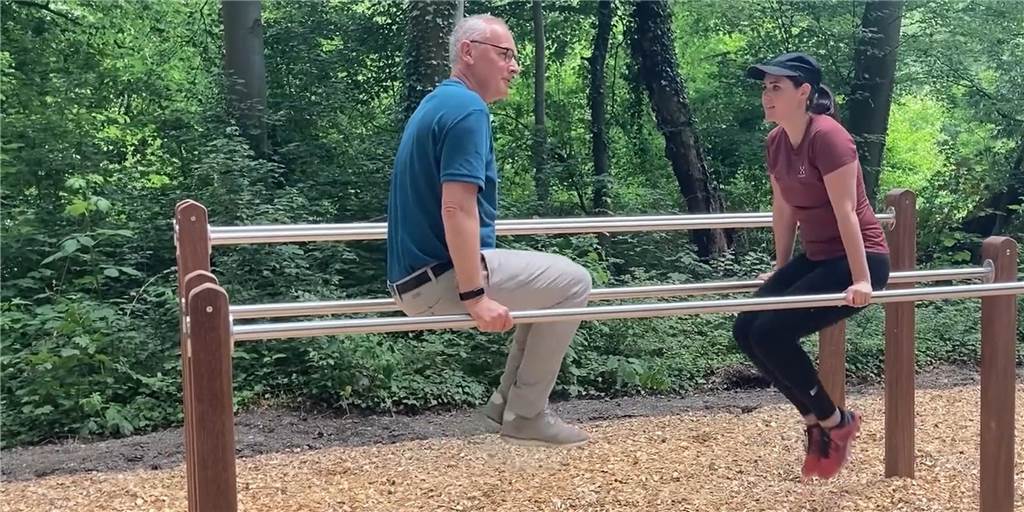 Sport im Volkspark Schwansbell: Eröffnung und sportlicher Test im Video Bei der Eröffnung des Volkspark Schwansbell versuchte sich auch Lünens technischer Beigeordneter Arnold Reeker zusammen mit Vanessa Powierski von der Abteilung Stadtentwicklung am neuen Calesthenics-Parcours.