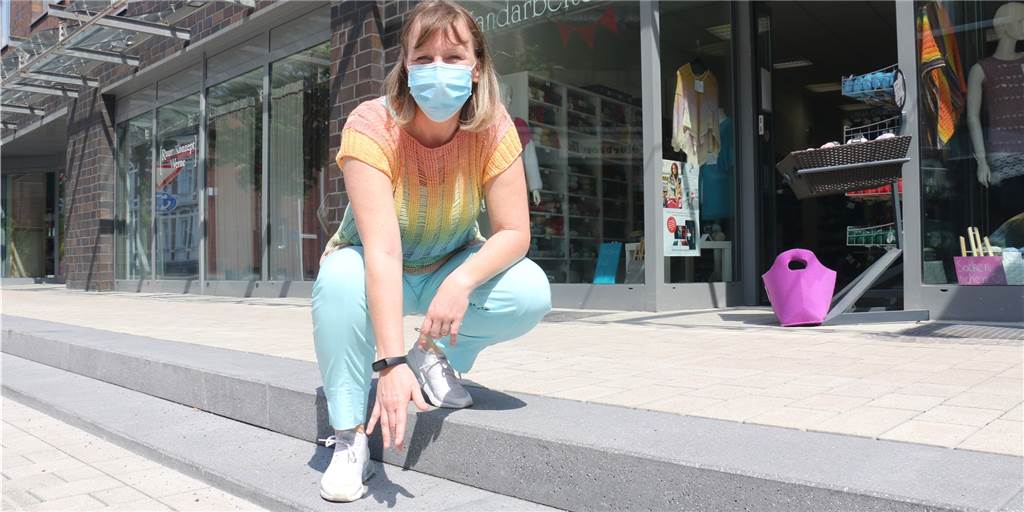 Mit Video: Mehrere Stürze täglich - Auch sanierte Bonenstraße in Werne hat eine Stolperfalle Die auslaufende Stufenanlage an der sanierten Bonenstraße in Werne sorgte dafür, dass viele Personen ins Straucheln geraten sind. Silke Schulze aus dem Geschäft „Flinke Nadel“ berichtet von mehreren Unfällen in einer Woche.