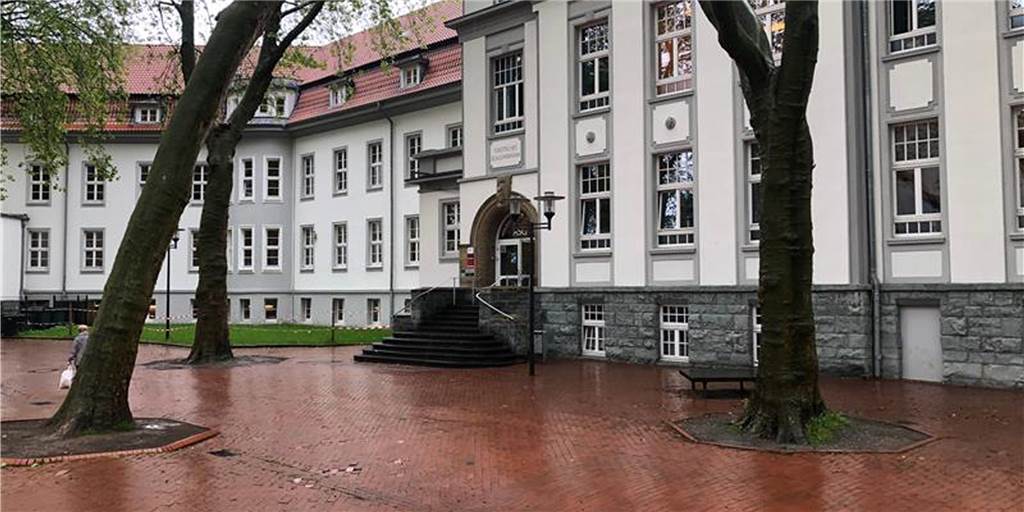 Castrop-Rauxeler Schulleiter zu Masken in der Schule: „Auf Mediziner hören“ Das ASG in Castrop-Rauxel, noch müssen die Schüler auf dem gesamten Schulgelände Masken tragen, aber über Lockerungen wird diskutiert.