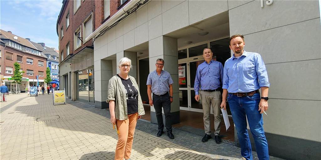Nachfolger für Blumen Risse gefunden, aber noch geheim Sabine Fischer (Stadtagentur), Holger Lohse (Stadtbaurat), Adnan Curt (Blumen Risse) und Citymanager Christoph Krafczyk (v.l.) vor dem leeren Ladenlokal in der Lippestraße, für das nun ein neuer Mieter gefunden wurde, der aber noch geheim gehalten wird.