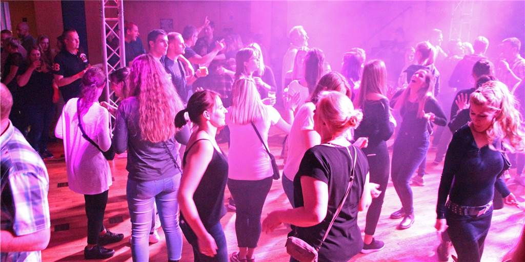 Erste Party in Werne in der Krise winkt: Veranstalter hat bereits konkrete Pläne Die erste Party in der Krise könnte bald in Werne steigen. Konkrete Pläne für ein Event im Kolpingsaal, hier die Sim-Jü-Party 2019, gibt es bereits.