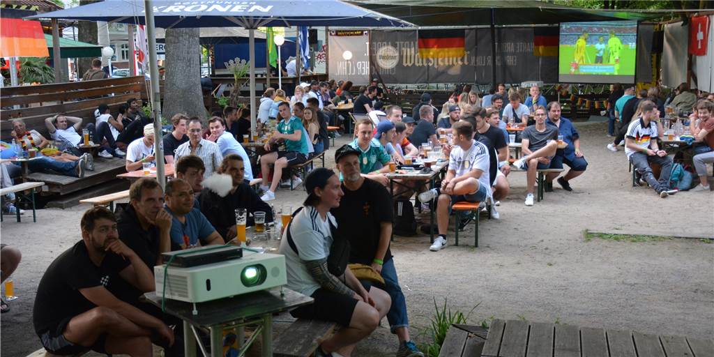 Dortmund leidet mit Hummels: Das erste Public Viewing in der Pandemie Rund 200 Personen haben das Deutschland-Spiel im Café Erdmann am Westpark gemeinsam verfolgt.