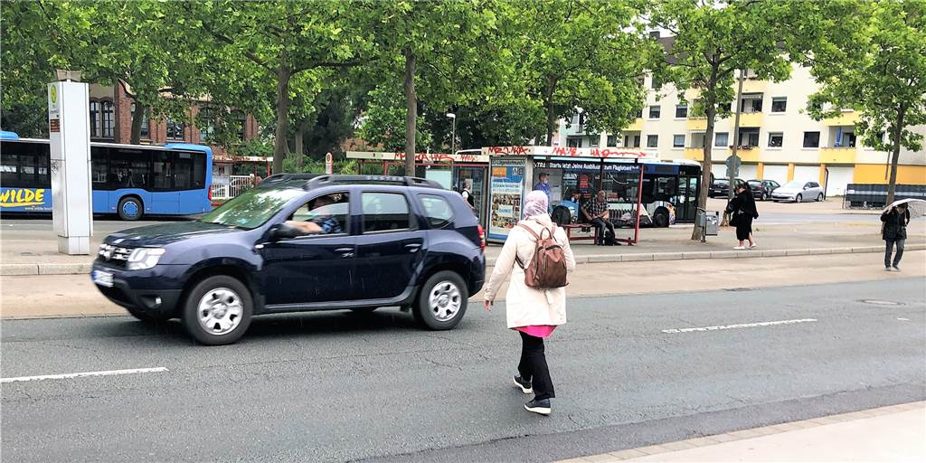 Dauerbrenner Busbahnhof: Mehr Sicherheit für Kamikaze-Passanten Statt die Ampel zu nutzen, suchen Fußgänger immer wieder Lücken zwischen den Autos, um die Straße zu überqueren.