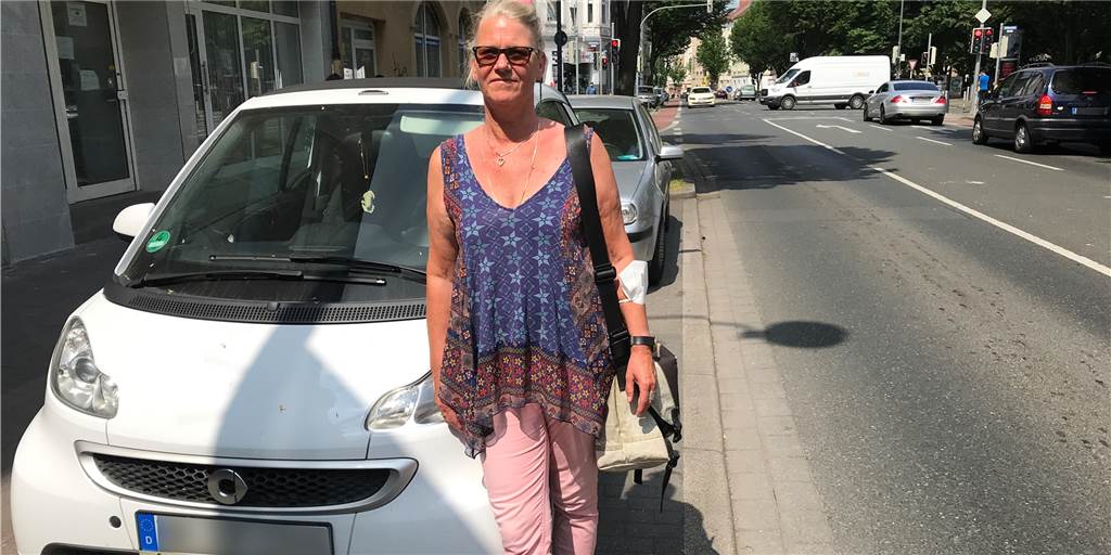 Dortmunderin möchte E-Auto - aber der Fußmarsch zur Ladestation wäre lang Christine Petersmann möchte sich ein E-Auto anschaffen. Rund um die Borsigstraße, an der sie lebt, gibt es aber keine Ladesäulen.