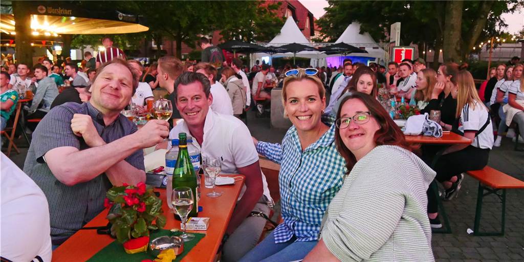 Viele Fotos: Vredener fiebern beim ersten Spiel der deutschen Fußballer Das erste EM-Spiel der deutschen Fußball-Nationalelf verfolgen viele Hundert Fußballfans an der EM-Sommerbühne auf dem Marktplatz.