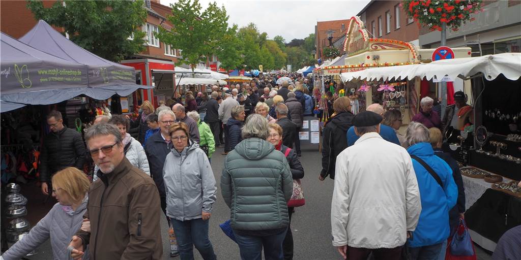 Herbstmarkt in Nordkirchen soll 2021 wieder stattfinden - erste Pläne So sah die Schloßstraße beim bislang letzten Herbstmarkt im Oktober 2019 aus. Gemeinde und Händler arbeiten daran, dass der Markt 2021 wieder stattfinden kann.