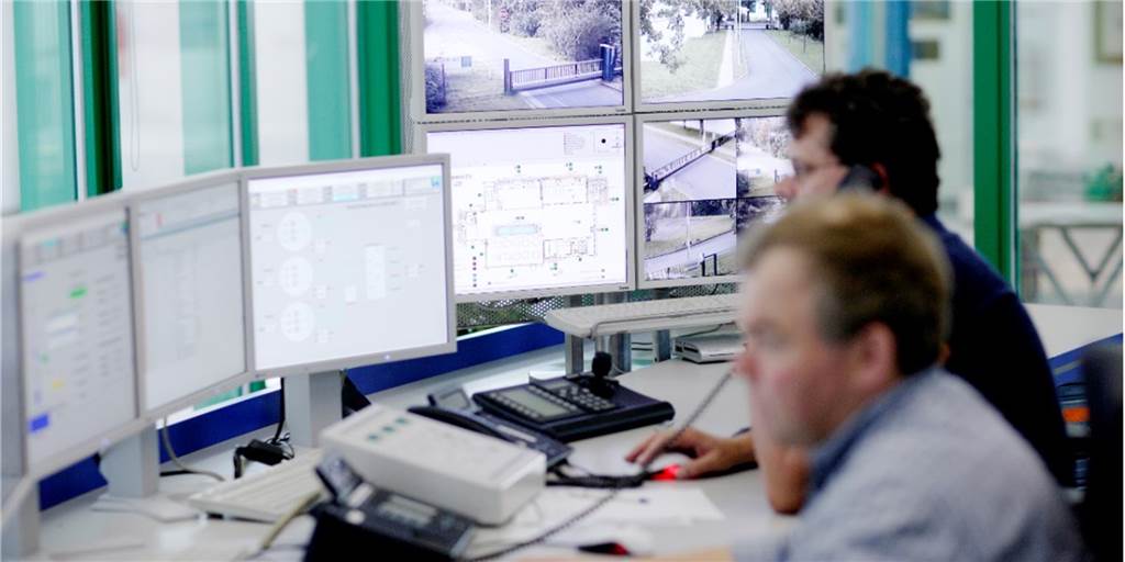 Wasserwerk Haltern: Künstliche Intelligenz jagt den günstigsten Strompreis Auf einem dieser Bildschirme im Leitstand vom Wasserwerk Haltern läuft heute das Assistenzsystem AsWa.
