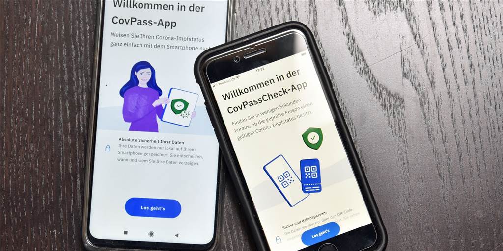 Digitaler Impfnachweis in Dortmund: „Absolut gar keine Erleichterung“ Für den digitalen Impfausweis gibt es zwei Apps: Links die CovPass-App für Geimpfte, rechts die CovPassCheck-App für Veranstalter.