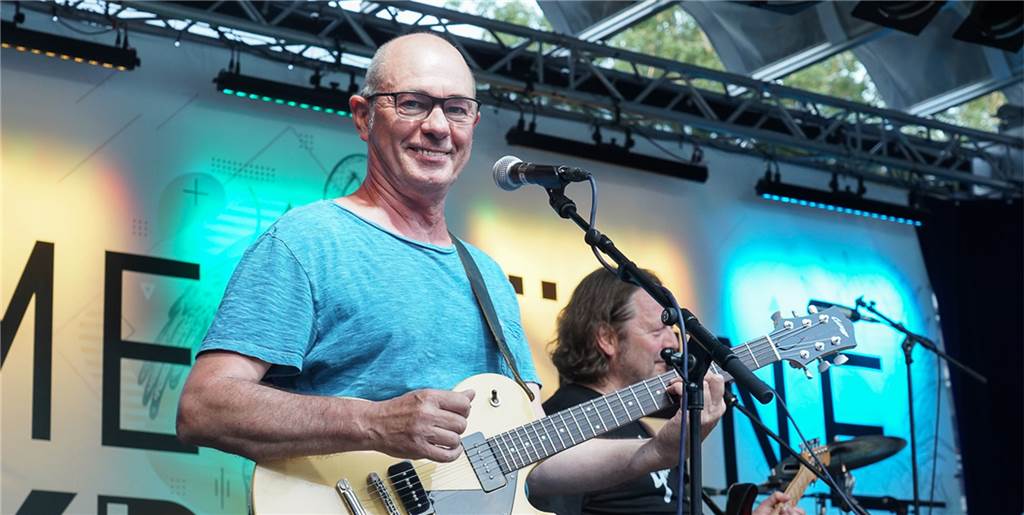 Viele Fotos: Zuschauer feiern im Parkbad Süd Herbert Knebel und den Sommer Zum Auftakt der Sommerbühne im Parkbad Süd kam Herbert Knebel und spielte Rock- und Bluesklassiker.