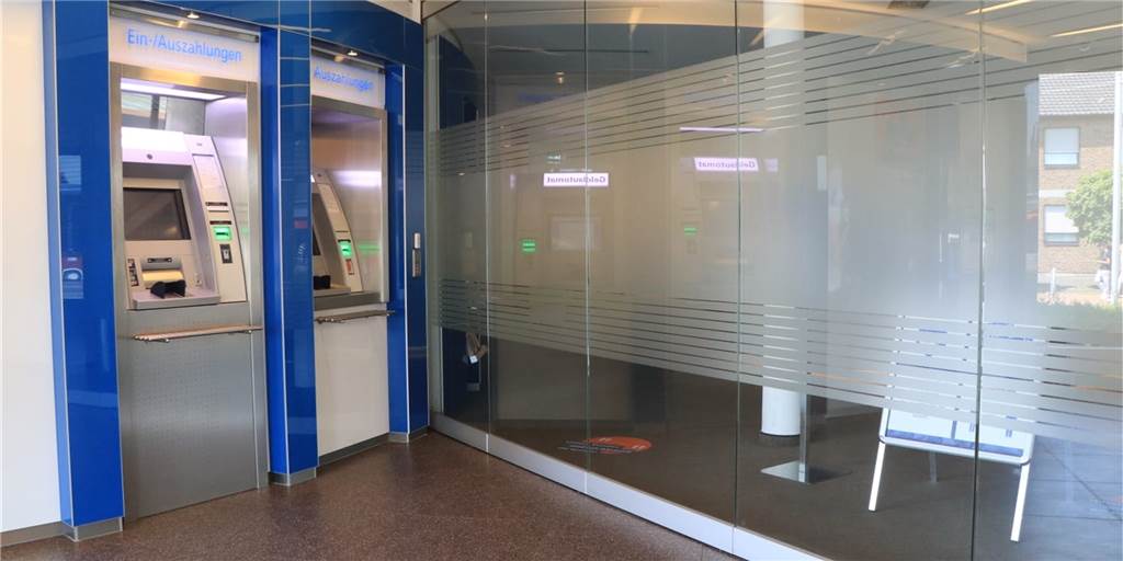Geschlossene Volksbank-Filiale: Corona-Fall und Quarantäne Die Volksbank in Heek blieb am Donnerstagvormittag geschlossen. Eine positiv auf Corona getestete Mitarbeiterin und die daraufhin angeordnete häusliche Quarantäne für die Kollegen waren der Grund dafür.