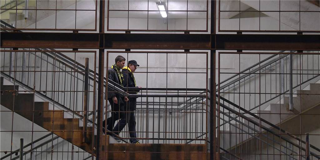 Zwei BVB-Fans im Treppenhaus des Stadions: Auf einem Flur der Westtribüne ist es zu einem folgenschweren Unfall gekommen (Symbolbild).