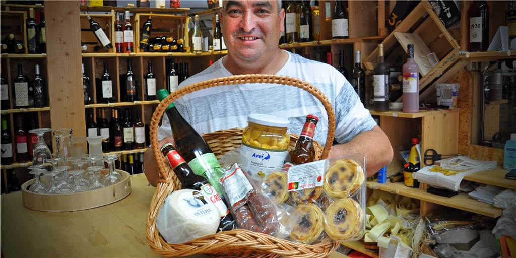Nelson Marques betreibt im Kaiserviertel den portugiesischen Feinkost-Laden "Ola Portugal". Uns zeigt er, was man zu einem Fußballabend mit portugiesischen Snacks braucht.