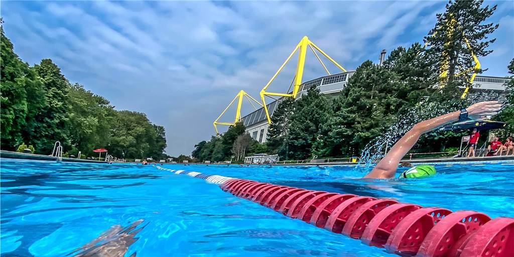 Freibäder in Dortmund waren ausgebucht – rein konnte man mit Glück trotzdem Willkommene Erfrischung: Im Volkspark und den anderen Freibädern in Dortmund ist es am Donnerstag voll gewesen.