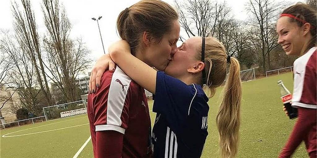 Lesbische Partnerbörse Frauenfußball? Das ist dran an dem Klischee Gegnerinnen auf dem Platz, Partnerinnen abseits des Feldes: Tabea (r.) und ihre Freundin Anna. Sie sind ein Beispiel dafür, dass Homosexualität nicht überall im Fußball tabuisiert wird.