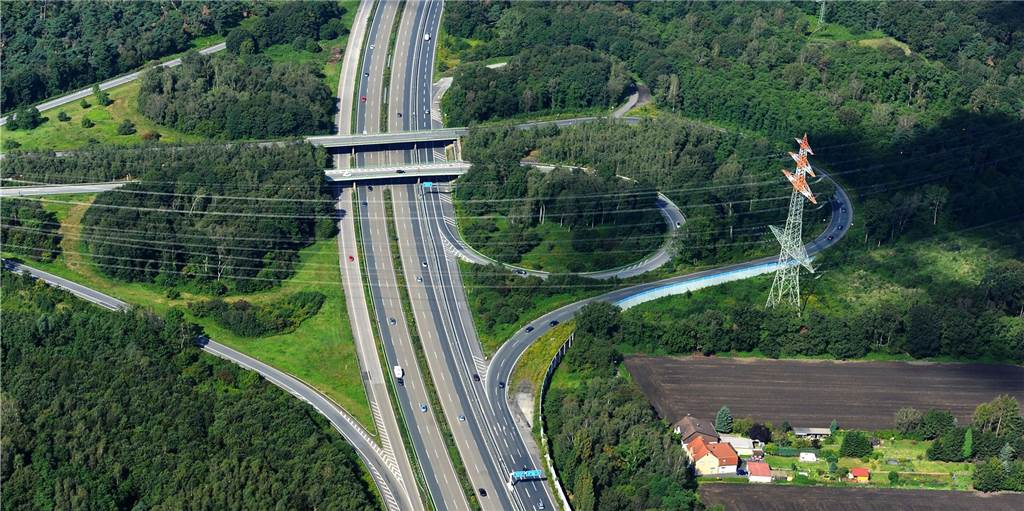 B474n und kein Ende: 81,5-Millionen-Euro-Projekt wird weiter geplant Wo die A2 (hier im Bild von oben nach unten) und die A45 (hier führt sie nur nach links) kreuzen, soll die B474n ins bisherige Waldgebiet rechts auf diesem Bild gebaut werden. Sie führt von hier aus über Castrop-Rauxeler, Waltroper und Dattelner Stadtgebiet zum später geplanten NewPark.