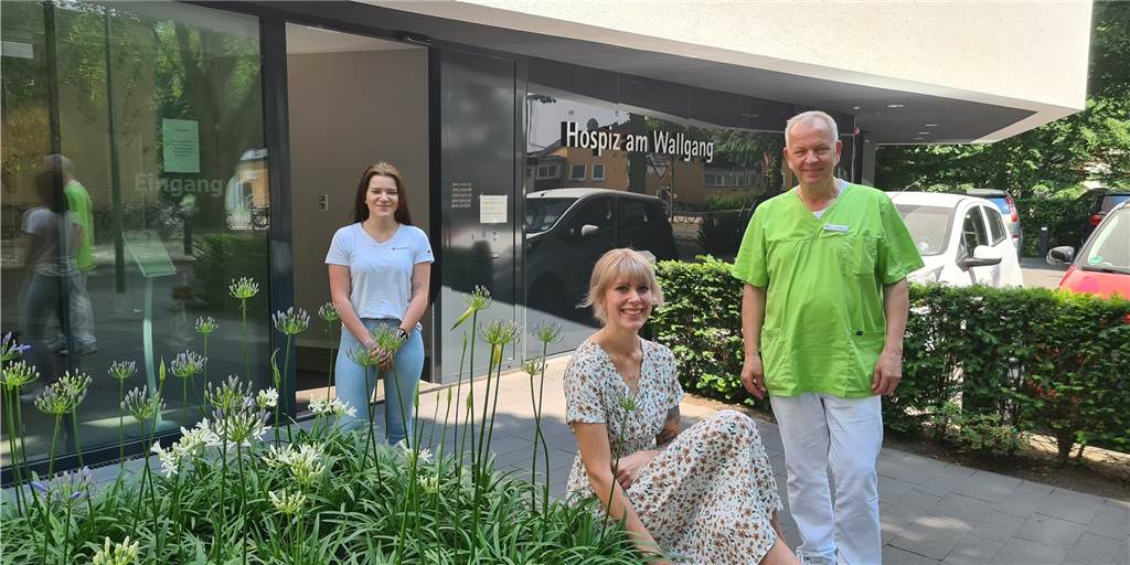 Vivien Ebbers, Michelle Natterer (von links) absolvieren im Hospiz am Wallgang in Lünen eine Ausbildung zur Altenpflegerin mit einem palliativen Schwerpunkt. Frank Ehrenbrusthoff (rechts) hat seine Ausbildung im Frühjahr beendet.