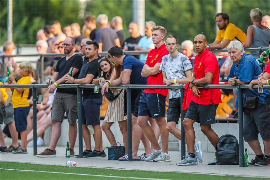 Amateurfußballspiele finden wieder statt - jeder Stehplatz muss genau zugewiesen werden