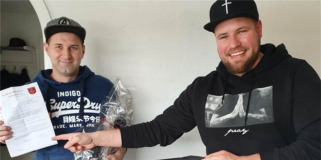 Back to the roots: Hullerns Kuznia will „ein bisschen Erfahrung“ mitgeben Steven Kuznia (l.) - hier mit Marco Masannek (r.) - trägt in der kommenden Saison erneut das Triktos des SV Hullern.