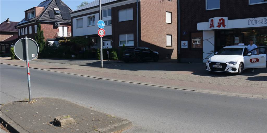 Mit Video: Umgefahrenes Verkehrsschild - So kommen Sie ohne Probleme aus der Parklücke Die Verkehrssituation an der Fürstenhof-Apotheke in Werne ist heikel. Fahrlehrer Falk Rzepka gibt Tipps, wie man problemlos und sicher von dem Kunden-Parkplatz auf die Bahnhofstraße kommt.