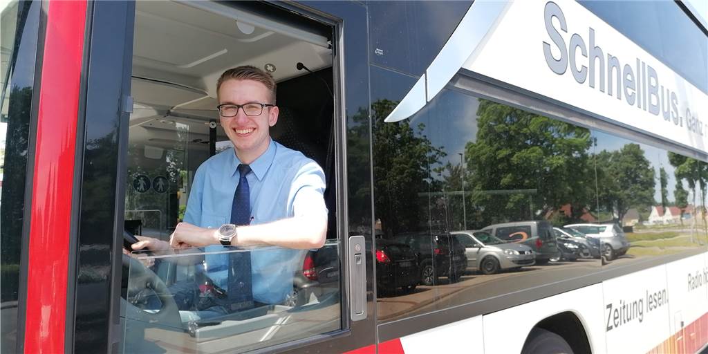 Ein Azubi und 500 PS: Leon Stovermann ist bereit für den Doppeldecker "Ein gutes Gefühl": Azubi Leon Stovermann hat am Freitag erstmals den Schnellbus allein nach Münster gefahren.