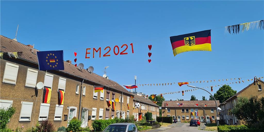 Fußball-EM: Ein ganzer Castrop-Rauxeler Straßenzug liegt im Fußballfieber Die Straße „Sonnenschein“ in Ickern liegt im Fußball-EM-Fieber.