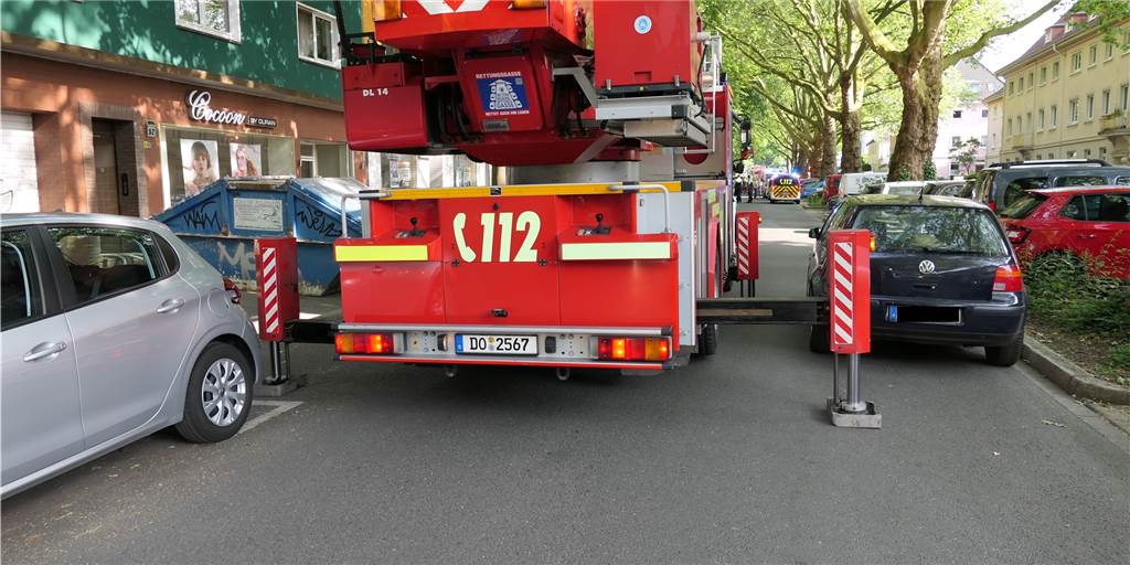 Feuerwehr und Falschparker: „Da schreit einer um Hilfe und ich komme nicht durch“ Gerade so gepasst: So sah es aus beim Feuerwehr-Einsatz am Dienstag im Kreuzviertel.