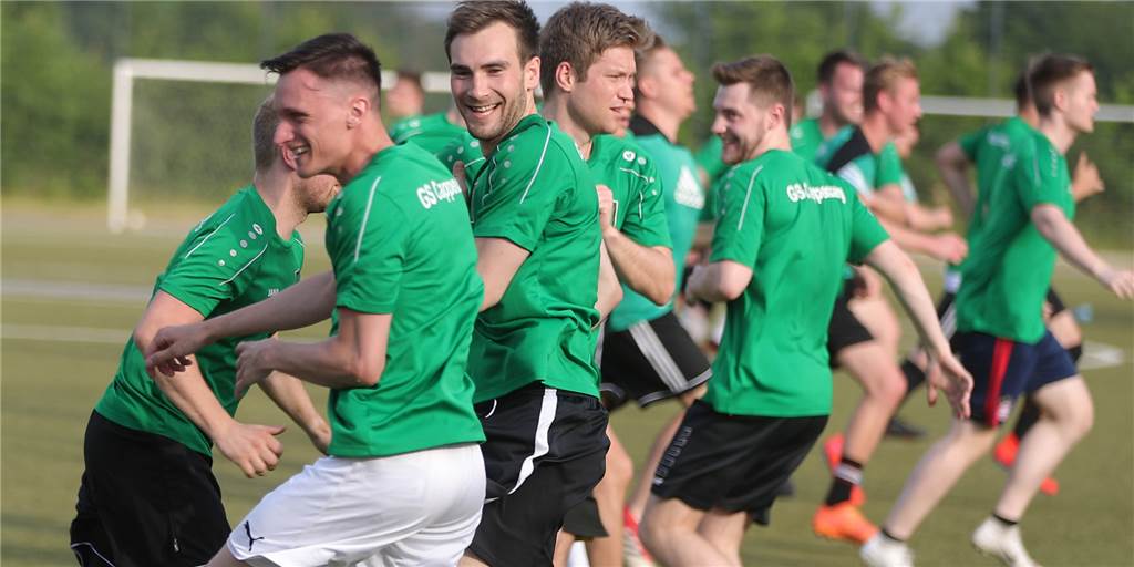 Viele Bilder: So startete GS Cappenberg mit dem Training GS Cappenberg - ganz vorne mit Neuzugang Maik Pohl - ist wieder auf dem Fußballplatz.