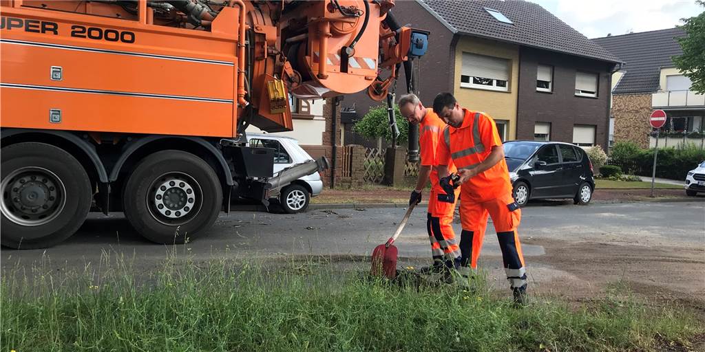 Unwetter: Wasser drückte Gullis nach oben - Feuerwehr im Dauereinsatz Unwetter: Wasser drückte Gullis nach oben - Feuerwehr im Dauereinsatz
