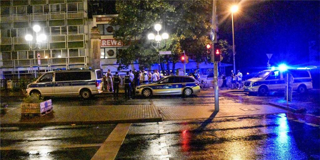 Bewaffnete Gruppe geht am Sonnenplatz auf Person los - eine Festnahme Bewaffnete Gruppe geht am Sonnenplatz auf Person los - eine Festnahme