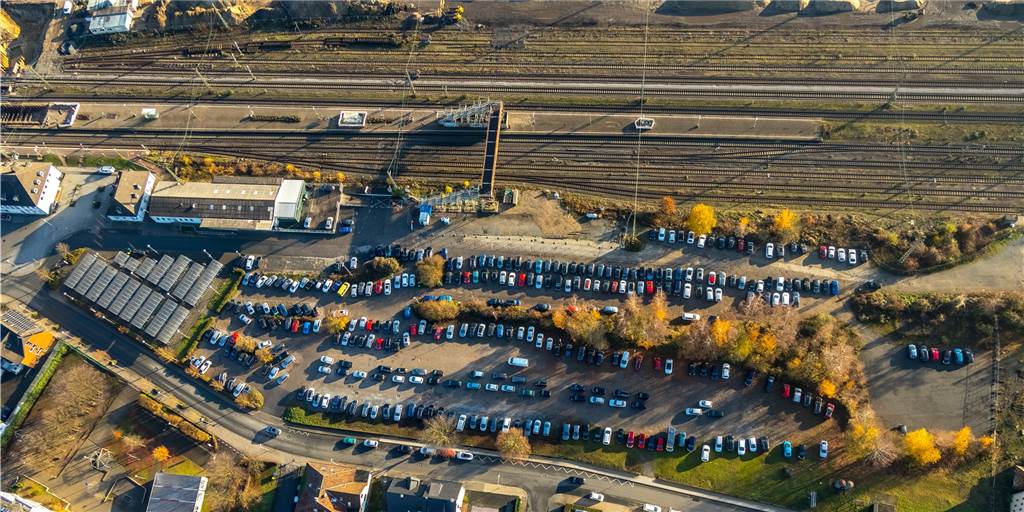 Neues Gewerbe seitlich des Halterner Bahnhofs - Wohnen ausgeschlossen Der heutige Pendlerparkplatz wird bekanntlich zur anderen Seite des Bahnhofs verlagert und dann mit Ärztehaus und Gewerbebetrieben bebaut.