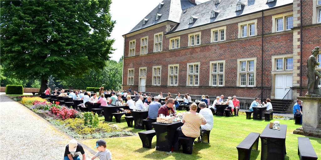 Mit Video: 160 Ahauser picknicken am Sonntag begeistert rund ums Schloss 160 Gäste haben am Sonntag rund um das Ahauser Schloss gepicknickt. Mehr wäre nach der Corona-Schutzverordnung nicht möglich gewesen. Teilnehmer und Organisatoren waren sich einig: Ein rundum gelungener Tag.