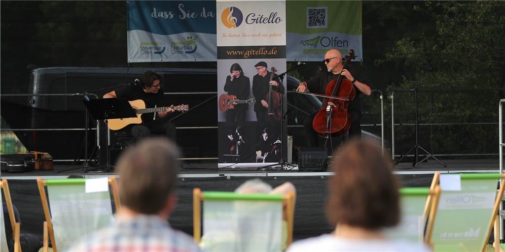 In der schönen Kulisse des Naturbades gab es Musik des Gitarrenduos Gitello.