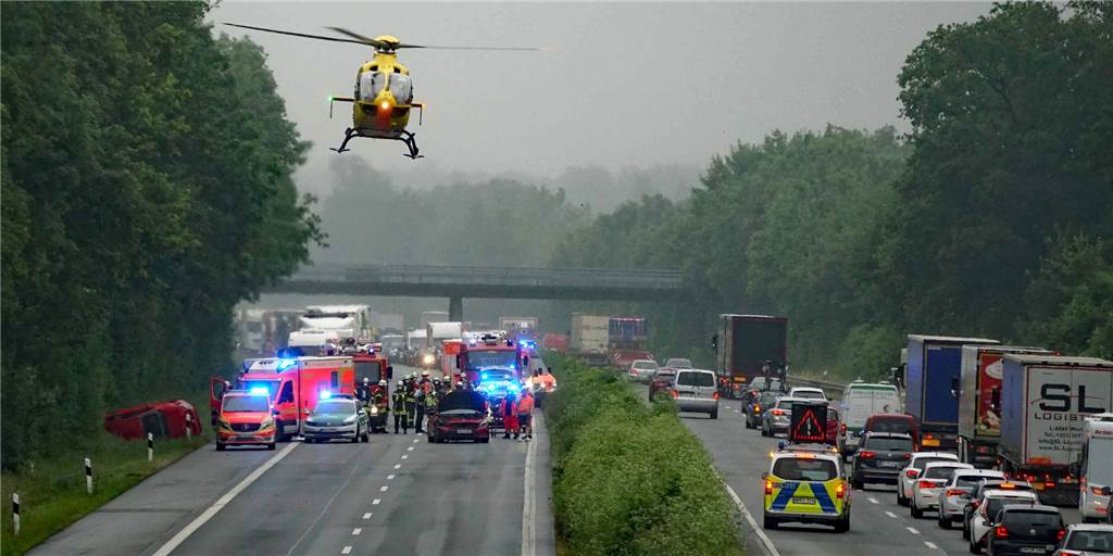 Unfall auf A1 bei Ascheberg: Pkw in Graben geschleudert, Person schwer verletzt Zu einem schweren Verkehrsunfall ist es auf der A1 zwischen Werne und Ascheberg in Fahrtrichtung Münster gekommen. Ein Rettungshubschrauber kam zum Einsatz. Eine Person wurde bei einer Kollision zweier Pkw verletzt.