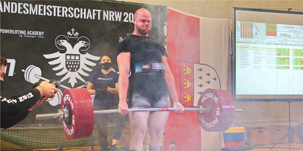 330 Kilo beim Kreuzheben: Stephan Berger ist Halterns stärkster Torwarttrainer Stephan Berger trainiert seit einigen Wochen Lippramsdorfs Keeper - der 24-jährige Powerlifter ist Halterns stärkster Torwarttrainer.