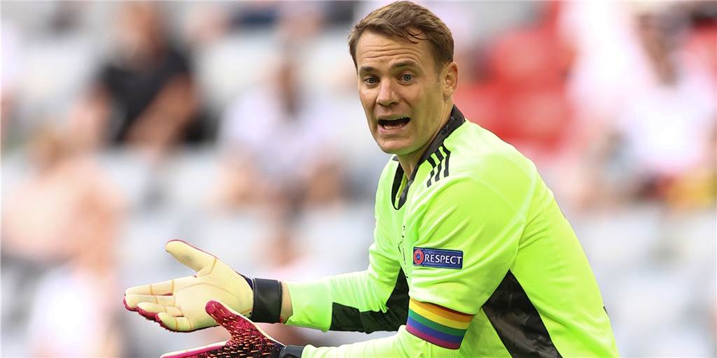 Regenbogenbinde: Zwischen „dass man das noch thematisieren muss“ und „nicht die richtige Bühne“ Manuel Neuer lief in den beiden EM-Vorrundenspielen mit einer Regenbogen-Kapitänsbinde auf.