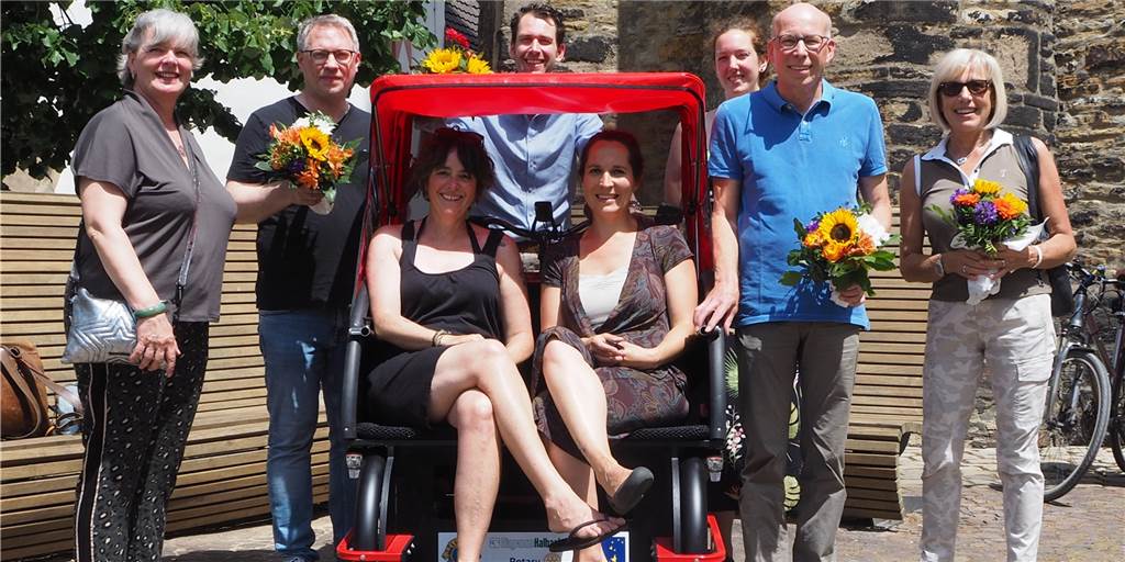 E-Rikscha soll Naturerlebnisse für Schwerter ermöglichen Freuen sich über die erste E-Rikscha (obere Reihe von links): Susanne Hantschel (Sozialdienst katholischer Frauen), Stefan Lindenberg (Lions Club Schwerte), Thomas Halbach (Diagramm Halbach), Anna Schumacher (Awo Quartiersmanagement), Thomas Hinrichs (Rotary Club Schwerte/Ruhr) und Anita Schnieders (Lions Club Schwerte-Caelestia) sowie (in der Rikscha von links) Simone Rynk (Initiatorin von Alterslosradeln Schwerte) und Christine Fischer (Diakonie Schwerte).