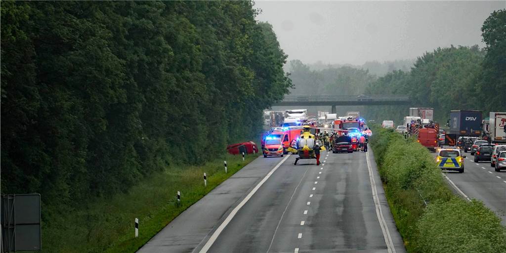 Unfall auf A1: Frau (30) macht Fehler beim Überholen und wird von Fahrbahn geschleudert Der schwere Verkehrsunfall auf der A1 bei Ascheberg wurde verursacht, weil ein Fehler beim Überholmanöver passiert ist. Eine Frau (30) wurde bei der Kollision schwer verletzt.