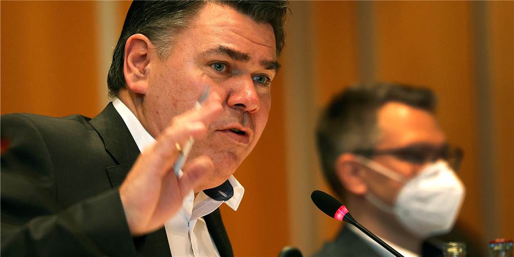 Kräftemessen: Prestigeprojekt von Landrat Mario Löhr vertagt Der Kreistag bremst Landrat Mario Löhr (SPD) aus: Mit der Gründung einer Energiegesellschaft ist eines seiner prestigeträchtigsten Projekte erstmal aufgeschoben.