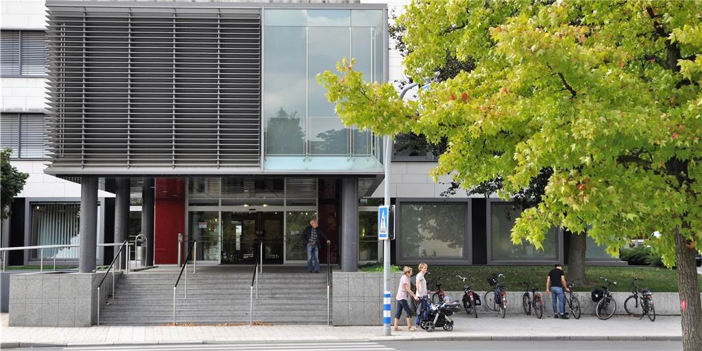 Sparkasse an der Lippe: Gewinn 2020 schmilzt im Jahresvergleich dahin Das Archivbild zeigt den Eingangsbereich zur Hauptstelle der Sparkasse an der Lippe in der Lüner Innenstadt.