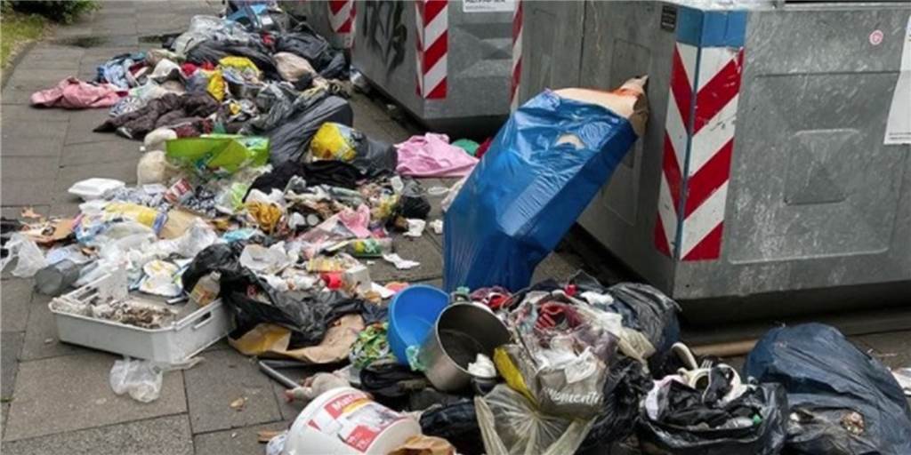 „Was geht in den Köpfen vor?“ EDG entsetzt über Vermüllung in Dortmund Extrem viel Müll ist am Dienstagmorgen an diesem Container-Standort in Dortmund gefunden worden.