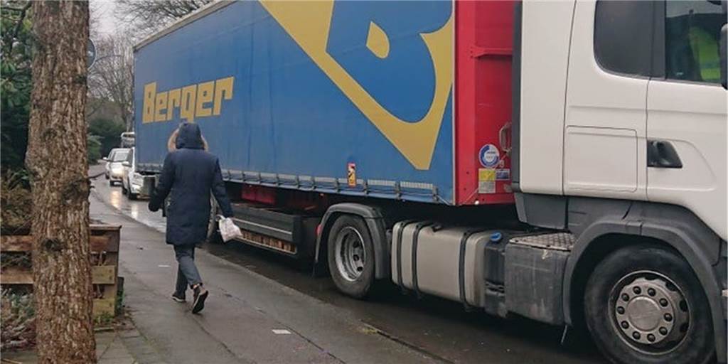 Nachgemessen: Hat die Brücke an der Hagener Straße eine falsche Durchfahrtshöhe? Sattelschlepper rauschen durch die Reichshofsstraße. Anwohner wollen sie loswerden.