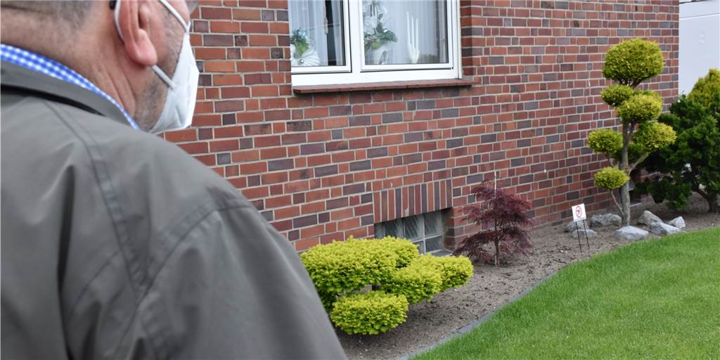 Werner verzweifelt am Hundekot - „Heute wieder alles vollgesch...“ Der Vorgarten eines Hauses an der Robert-Koch-Straße in Werne wird immer wieder als Hundeklo genutzt.