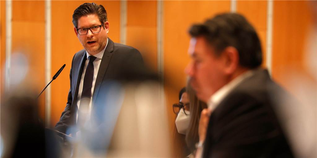 Mit einem Einwurf zum Fünf-Standorte-Programm löste CDU-Fraktionschef Marco Morten Pufke einen Streit über das Selbstverständnis des Kreistages aus.