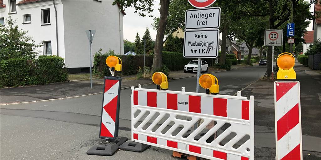Hat die Stadt Verkehrsschilder an der Oesterstraße vergessen? Warum stehen diese Schilder und Verkehrsbarken immer noch an den Einmündungen zu den Nebenstraßen der Oesterstraße, fragt ein Anwohner