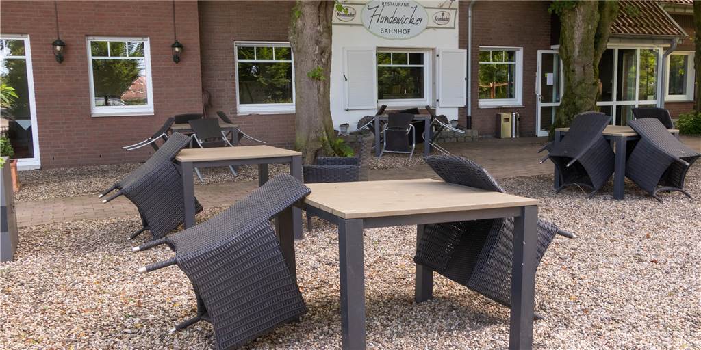 Restaurantbetrieb im Hundwicker Bahnhof soll wieder Fahrt aufnehmen Nach einer kurzen Insolvenzpause soll der Restaurantbetrieb am Hundewicker Bahnhof nch dem
Willen der Eigentümer schnellstmöglich wieder weitergehen.