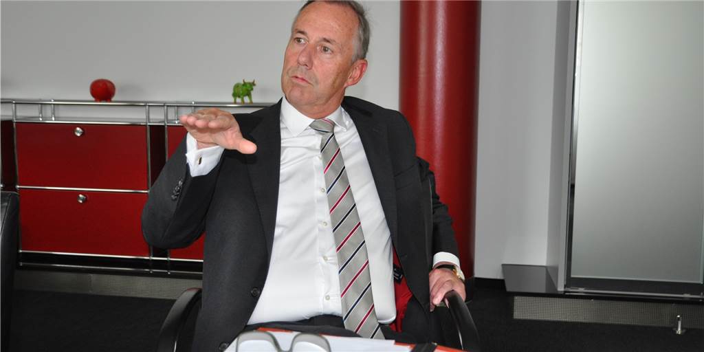 Sparkasse an der Lippe: Lohmann verdiente im Abschiedsjahr 414.000 Euro Das Archivbild zeigt den ehemaligen Sparkassen-Chef Thomas Lohmann im Jahr 2018 im Gespräch mit unserer Redaktion. In dem Gespräch erklärte Lohmann der Redaktion nicht nur, wie eine Bilanz richtig zu lesen ist. Er sagte auch, dass seine Vergütung den Markt für das Berufsfeld widerspiegele.