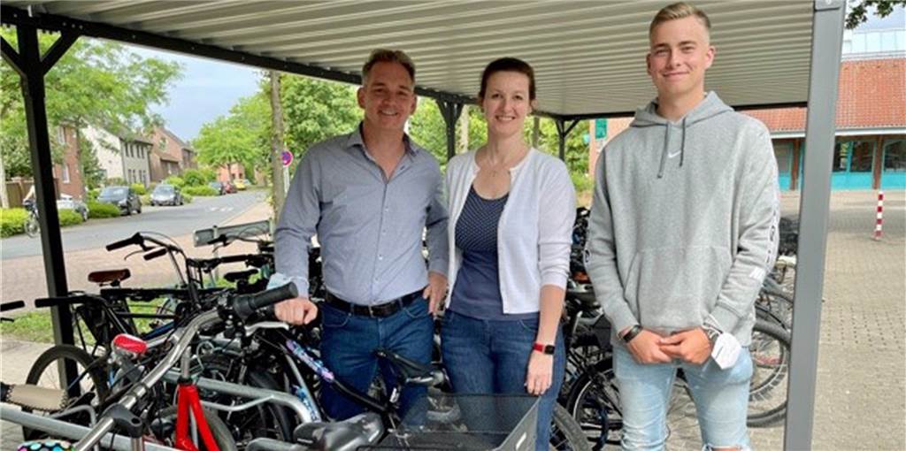 Gesamtschüler hinterlassen bei ihrem Abschied sichtbare Spuren Schulleiter Dr. Jerome Biehle (l.) und Michaela Nietmann von der Stadt Olfen sind dankbar für das große Engagement der Schülervertretung an der Gesamtschule Olfen. Der scheidende Schülersprecher Louis Reitemeyer hat sich mit den anderen SV-Mitglieder stark für überdachte Fahrradständer eingesetzt.