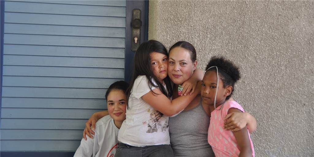 Moisha (14), Jamila (8), Ramona (34) und Elisa (12) Staeubert blicken auf ein "schreckliches Jahr" zurück. Als Familie hat sie das enger zusammen geschweißt, aber an den Rand ihrer Kräfte gebracht.